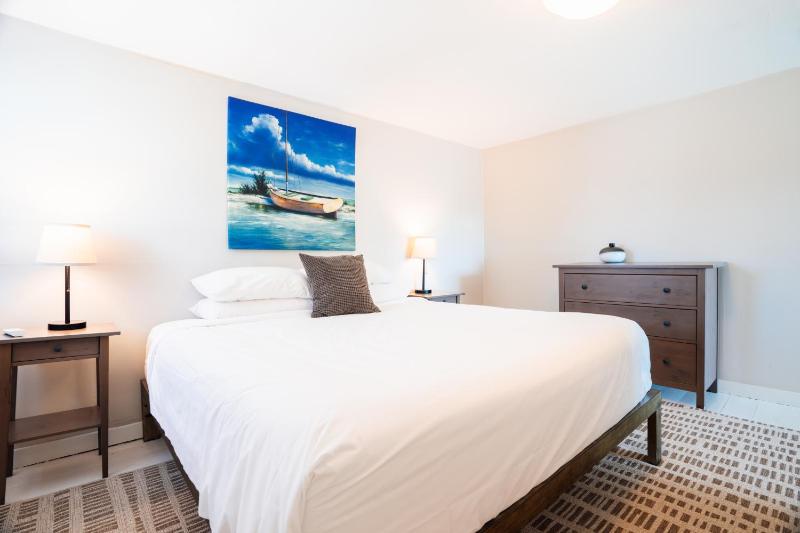 Deluxe King Junior Suite with Balcony image 3