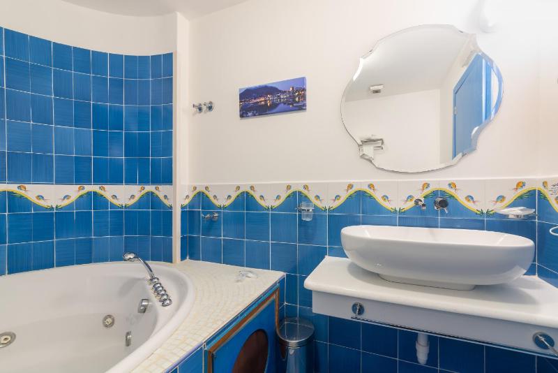 Deluxe Double Room image 2