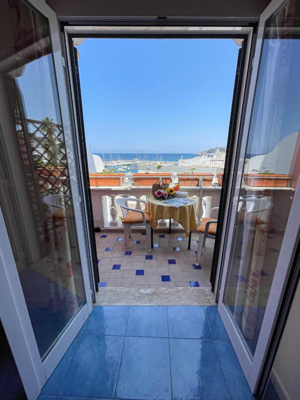 Superior Double or Twin Room with Sea View image 1