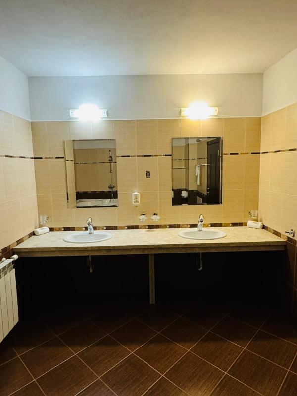 Queen Room with Spa Bath image 2