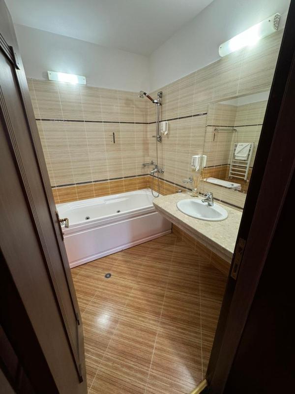 Queen Room with Spa Bath image 2