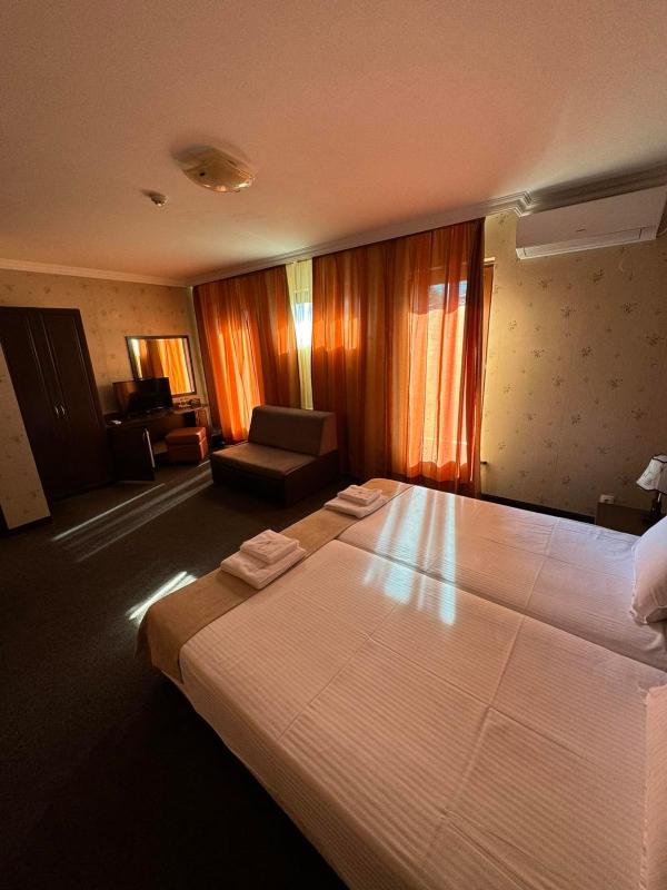 Queen Room with Spa Bath image 3