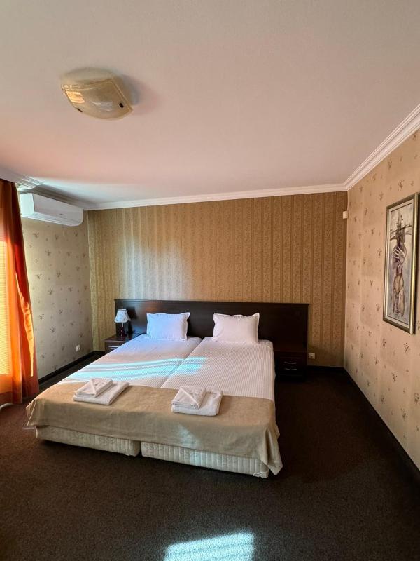 Queen Room with Spa Bath image 4