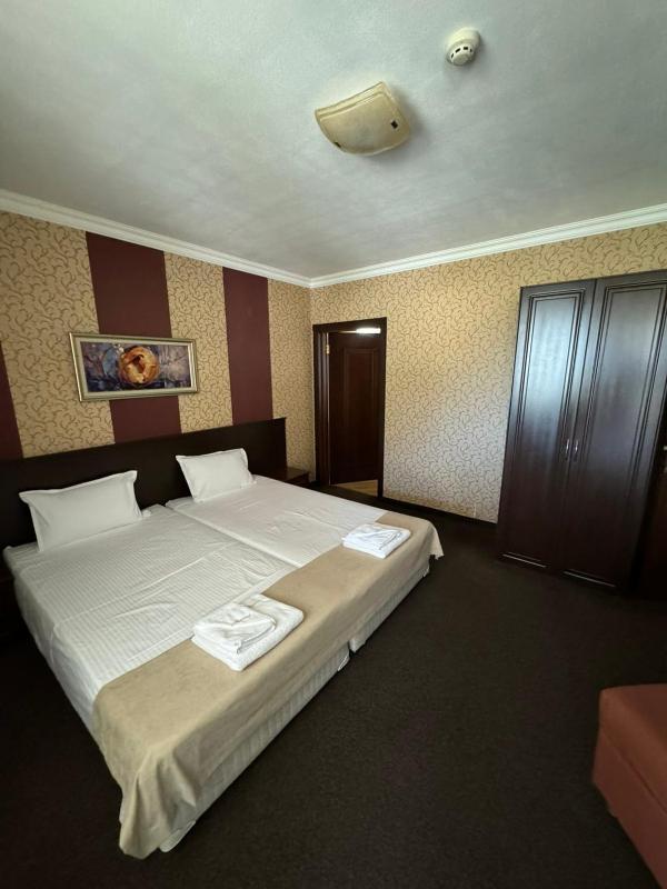 Queen Room with Spa Bath image 4