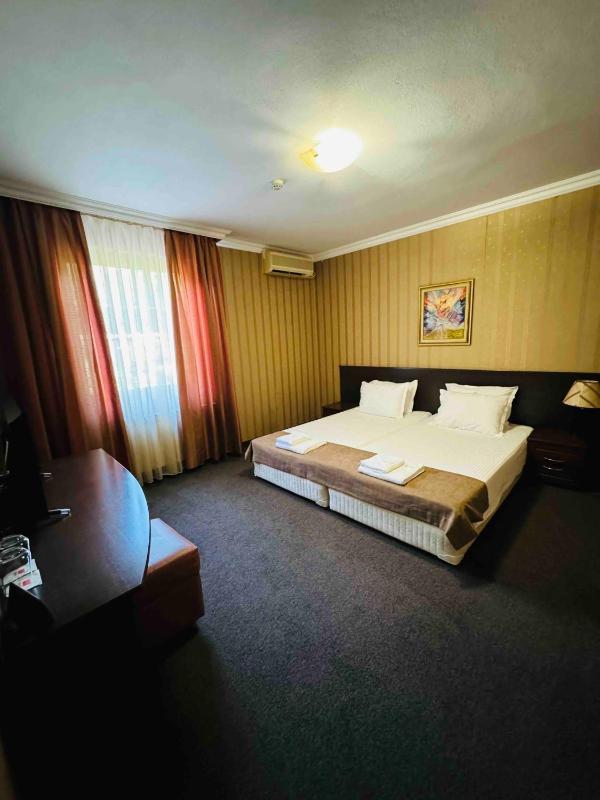 Double Room with Spa Bath image 3