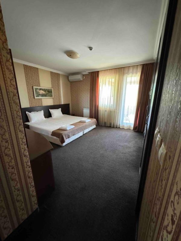Queen Room with Balcony image 3