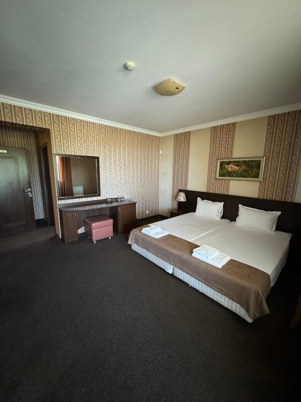 Queen Room with Balcony image 2