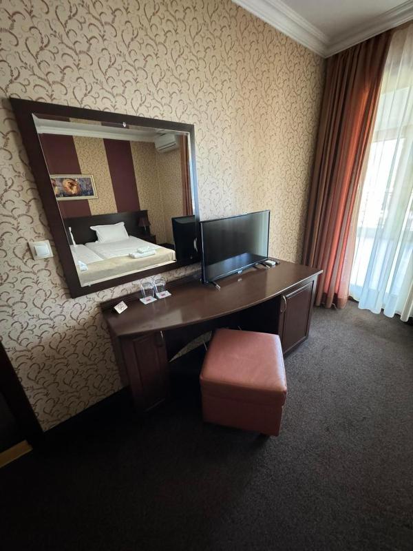 Queen Room with Spa Bath image 2