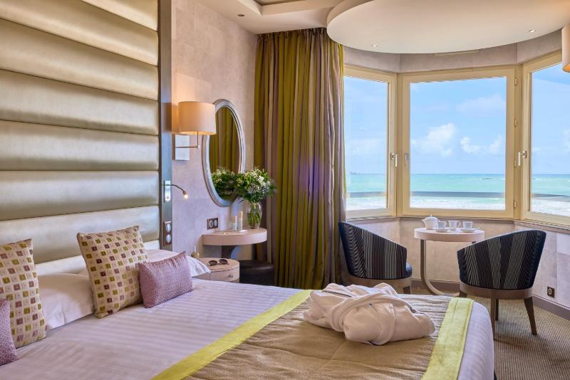 Grand Large Double Room with Sea View image 1