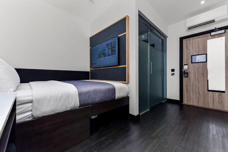Queen Room - Disability Access image 1