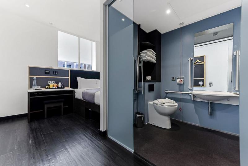 Queen Room - Disability Access image 3