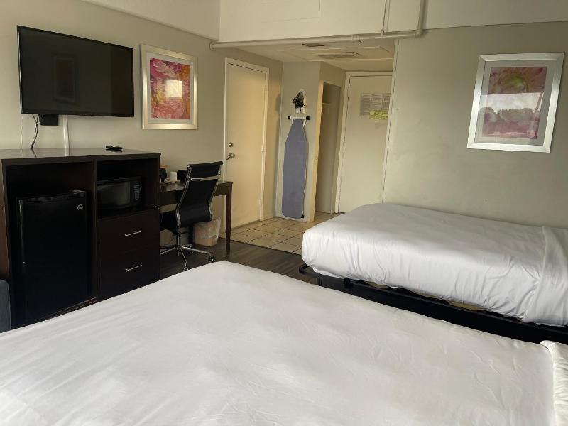 Standard Double Room with Two Double Beds - Smoking image 3