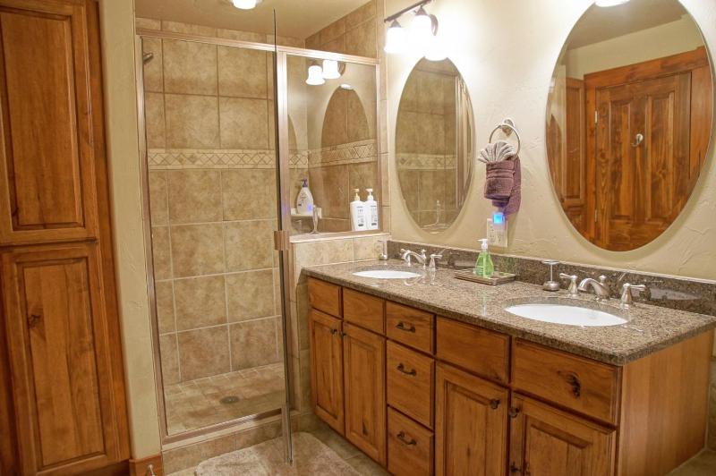 Pool & Hot Tubs 2 Living Rooms City Shuttle Washer Dryer - image 6