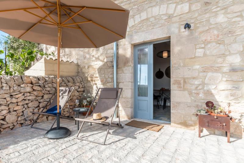 One-Bedroom Apartment with Sea View image 3