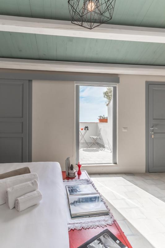 Double Room with Balcony and Sea View image 4