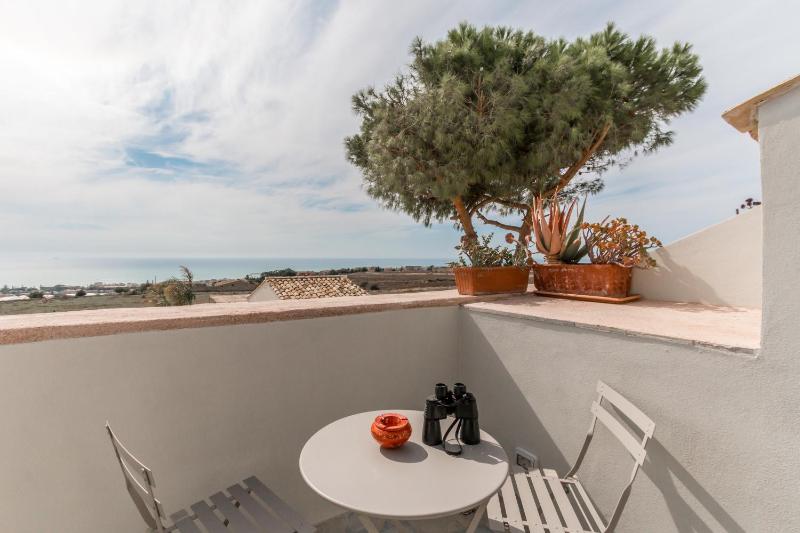 Double Room with Balcony and Sea View image 3