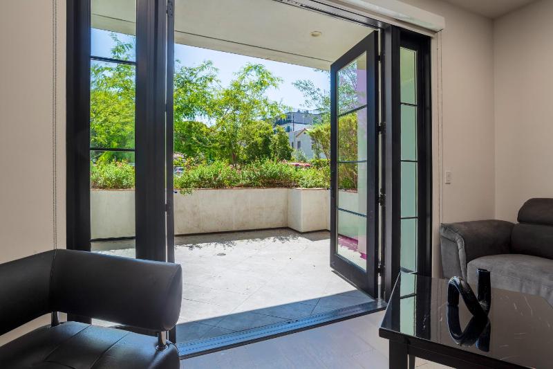 Hollywood & Miracle Mile Apartment Rentals - image 12