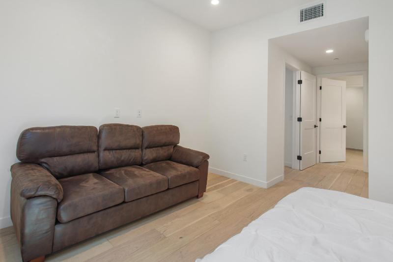 Hollywood & Miracle Mile Apartment Rentals - image 6