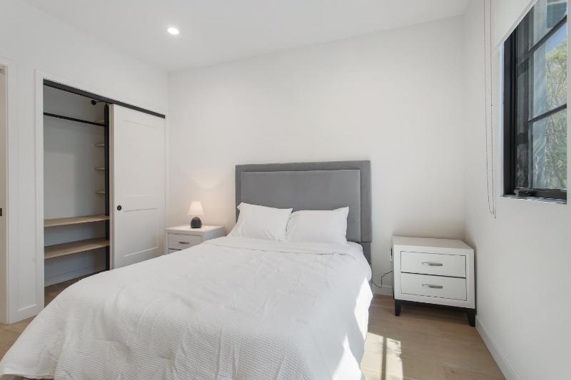 Hollywood & Miracle Mile Apartment Rentals - image 5
