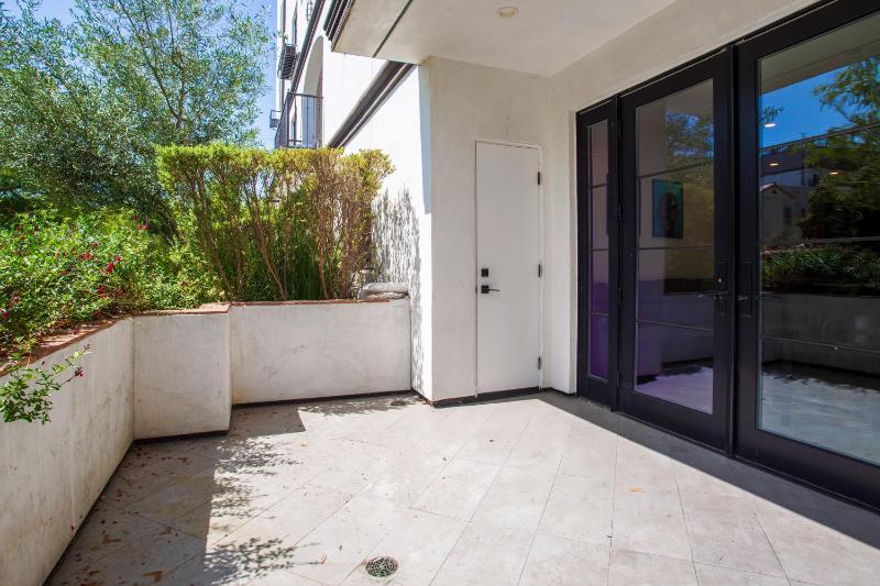 Hollywood & Miracle Mile Apartment Rentals - image 7
