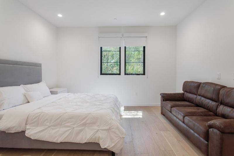Hollywood & Miracle Mile Apartment Rentals - image 16
