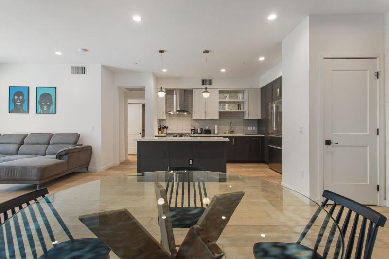 Hollywood & Miracle Mile Apartment Rentals - image 9