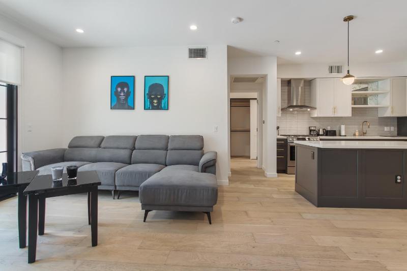 Hollywood & Miracle Mile Apartment Rentals - image 13
