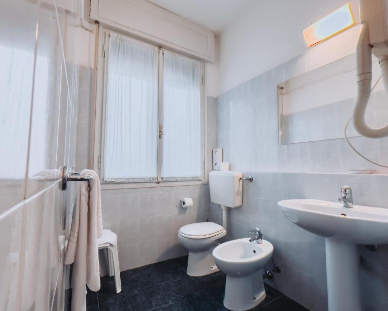 Single Room image 4