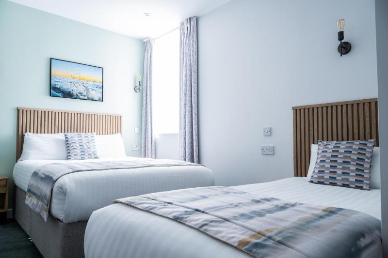 Twin Room image 3