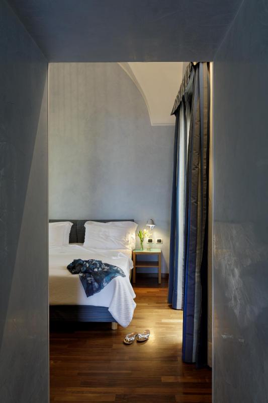 Classic Double Room image 4