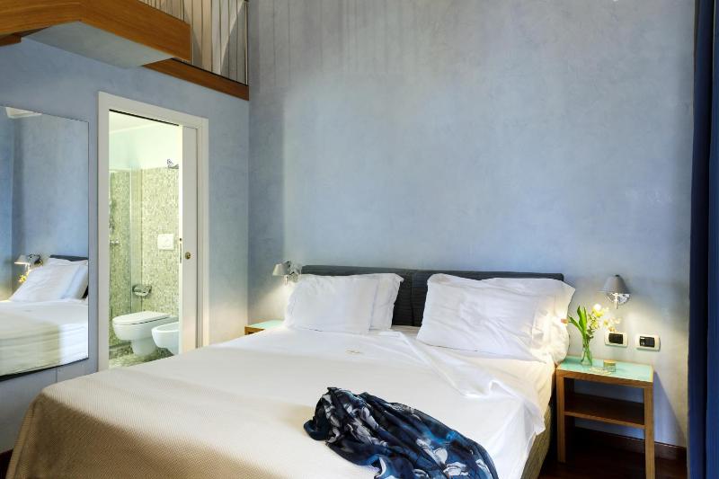 Classic Double Room image 3