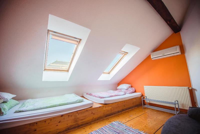 Unity Hostel Budapest - image 2