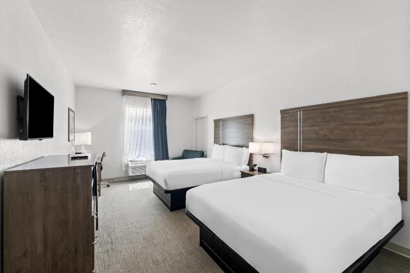 Queen Room with Two Queen Beds - Non-Smoking image 2