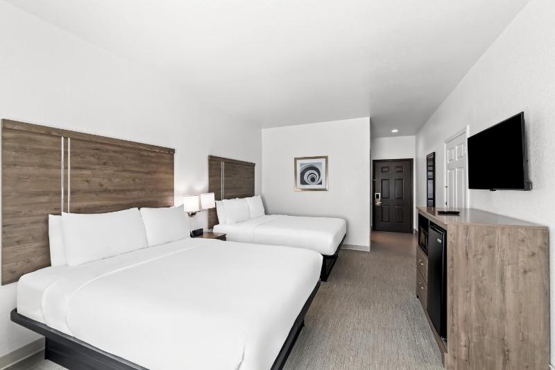 Queen Room with Two Queen Beds - Non-Smoking image 3