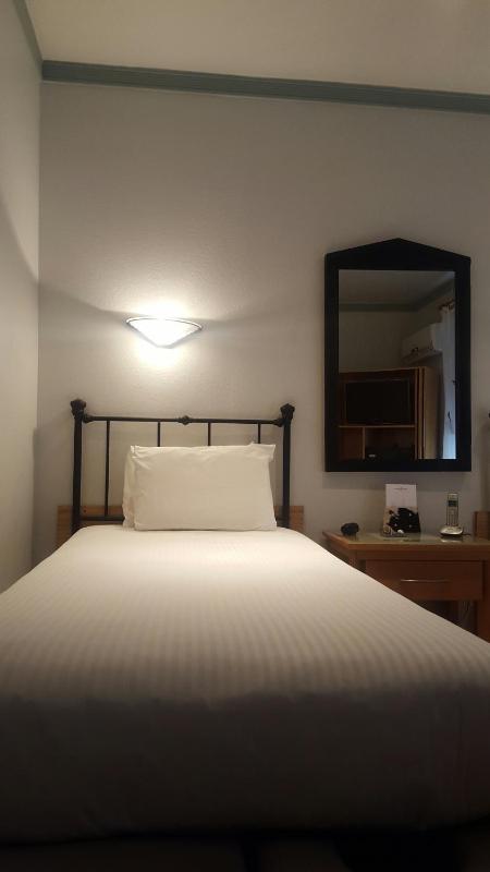 Standard Room with Two Twin Beds image 2
