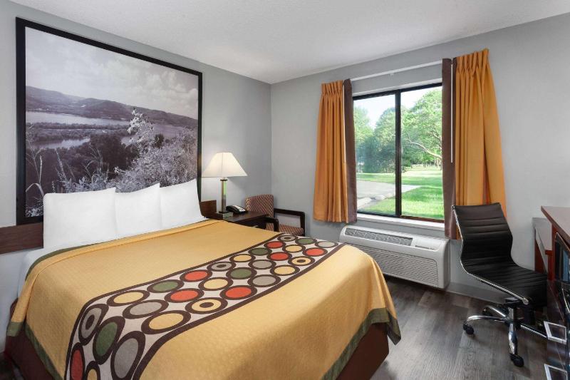 Queen Room with Bath Tub - Mobility Accessible/Non-Smoking image 4