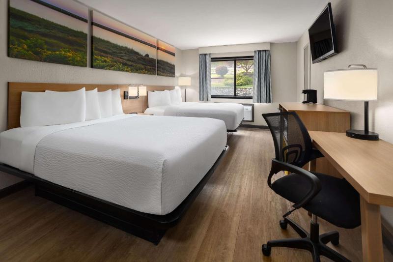 Queen Room with Two Queen Beds - Non-Smoking image 3