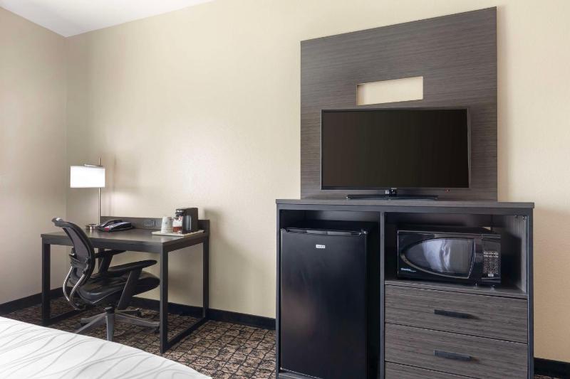 Queen Room with Two Queen Beds - Disability Access image 4