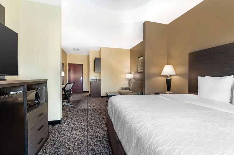 King Suite - Non-Smoking image 3