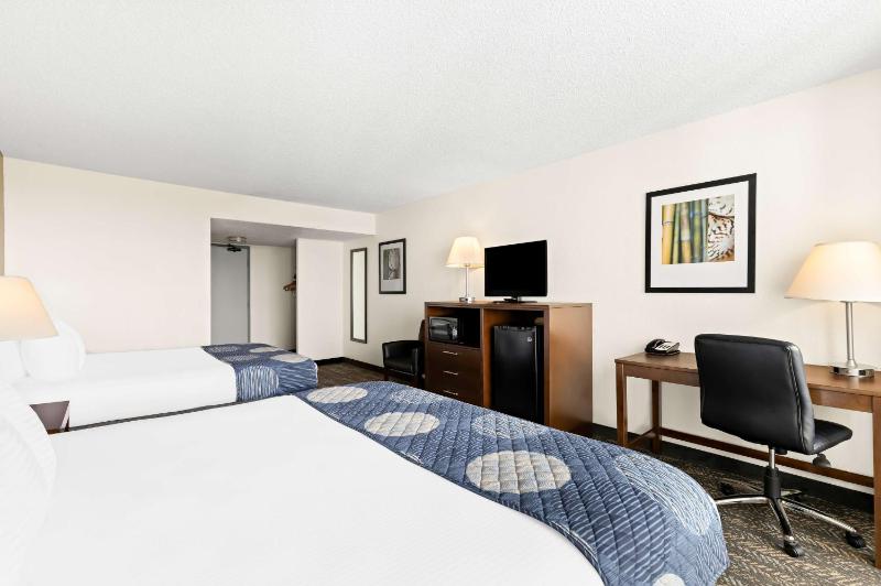 Queen Room with Two Queen Beds - Non-Smoking image 2