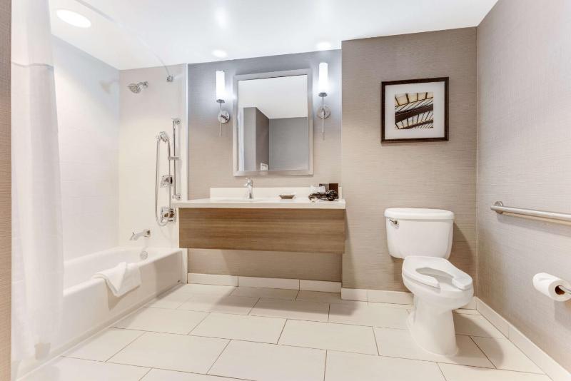 Deluxe King Room - Mobility Accessible image 2