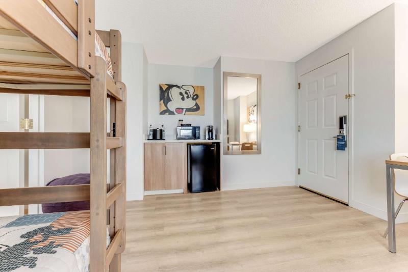 Family Suite with One Queen Bed and Bunk Bed image 3