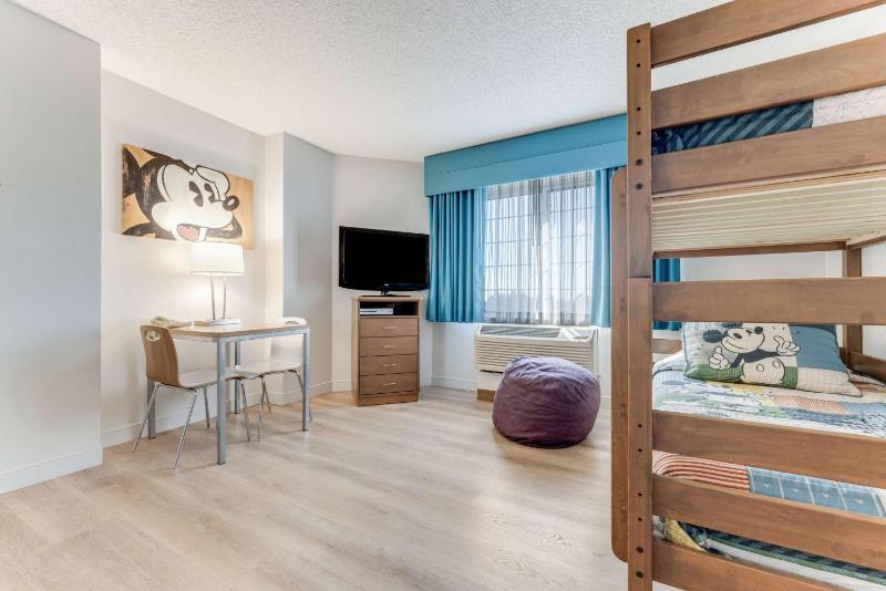 Family Suite with One Queen Bed and Bunk Bed image 4