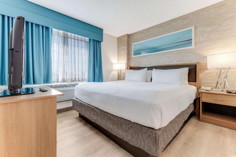 Family Suite with One Queen Bed and Bunk Bed image 3