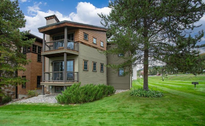 Hot Tub Loft with Balcony Great Views 2 Bedrooms 30 Plus Night Rentals Welcome - image 1