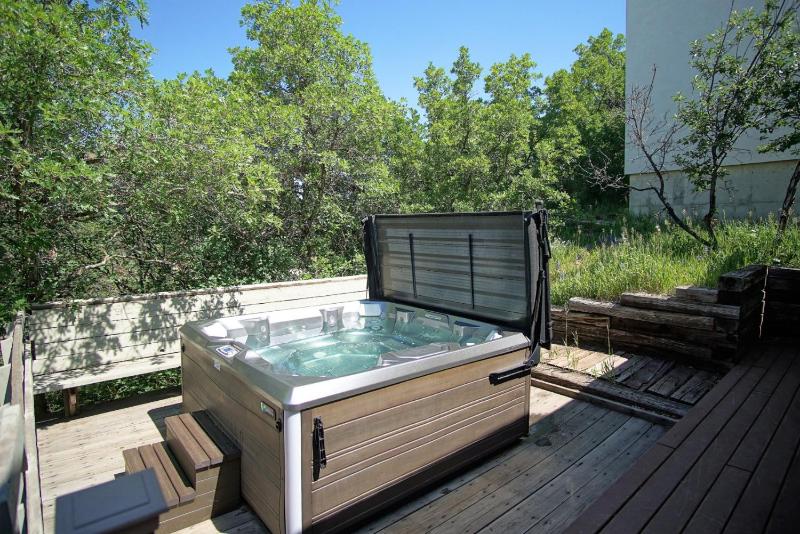 Private Hot Tub with Mountain Views Pet Friendly Quick Walk to Ski Area Base - image 1