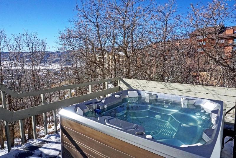 Private Hot Tub with Mountain Views Pet Friendly Quick Walk to Ski Area Base - image 14