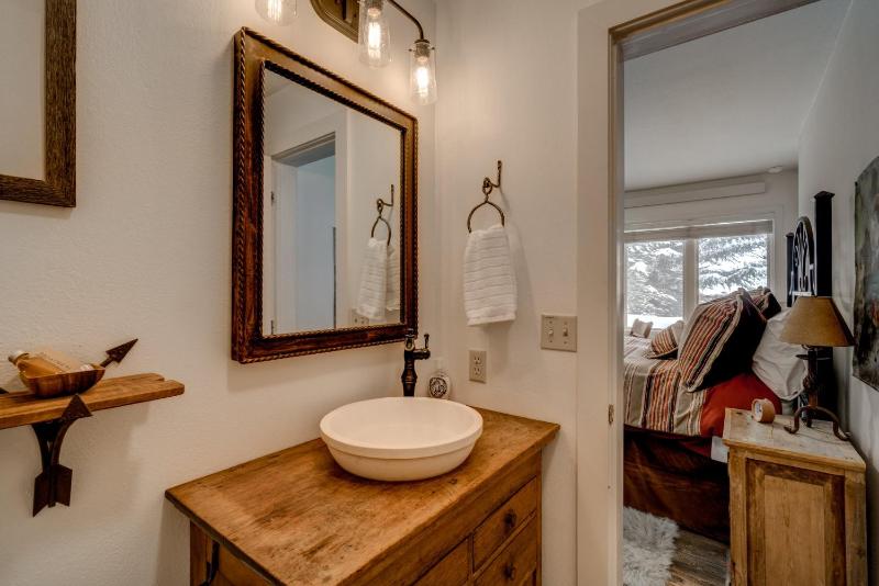 Private Hot Tub with Mountain Views Pet Friendly Quick Walk to Ski Area Base - image 26