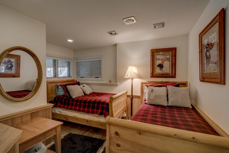 Private Hot Tub with Mountain Views Pet Friendly Quick Walk to Ski Area Base - image 28