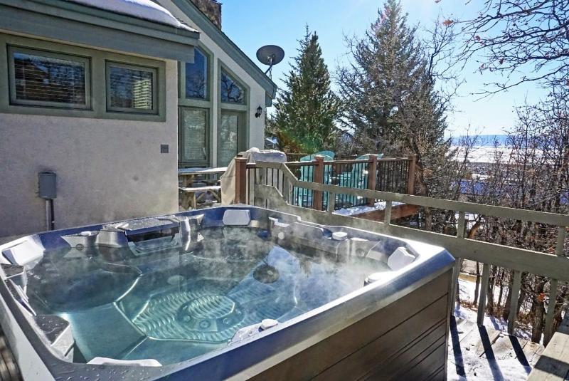Private Hot Tub with Mountain Views Pet Friendly Quick Walk to Ski Area Base - image 9